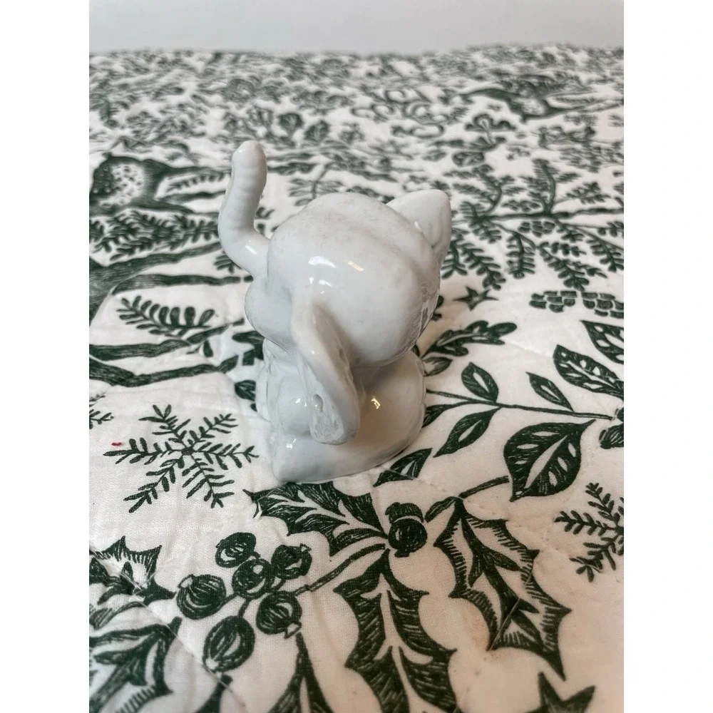 VINTAGE CERAMIC PORCELAIN ELEPHANT RING EARRING HOLDER 1980s.‎ Cute!